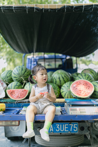 没有西瓜的夏天是不完整的
摄影：洪小漩
出镜：菲比
陪菲比上完课回家，看到楼下有个西瓜摊，婆婆说，带个回家。
西瓜很大，随便一个都有20多斤，和菲比差不多重。
老板说，2块钱一斤，这是来自辽宁的瓜。我先…