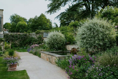 景观设计师Libby Russell在萨默塞特郡的家
17世纪住宅
乡间花园、圆形草场
weibo@复古迷