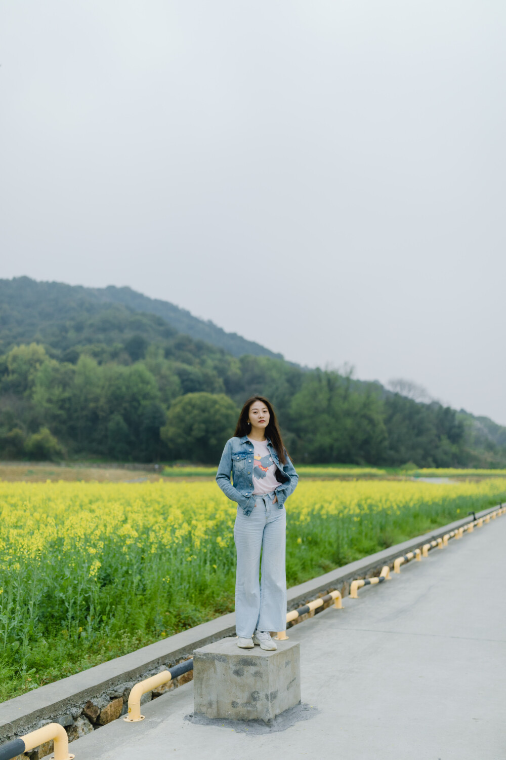 热得我想回到春天
摄影：洪小漩
出镜：喵喵
上次见面，还是在油菜花开的春天，大家一起去野餐、搭帐篷。
那之后似乎就没有小聚了。后来，杭州的夏天来了，我们的带娃相约行程一延再延。
杭州的夏天究竟什么时候是个头，我已经不可遏制地怀念春天了。
