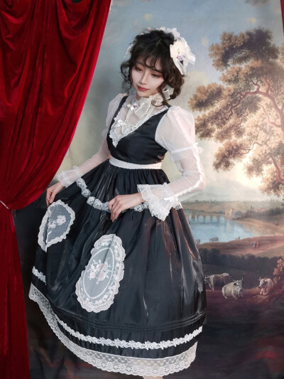 这个质感好绝 一种流光感，blingbling的小裙裙谁能不爱，大v领真的很有小心机哎，裙裙是掩花铃家的染指流年