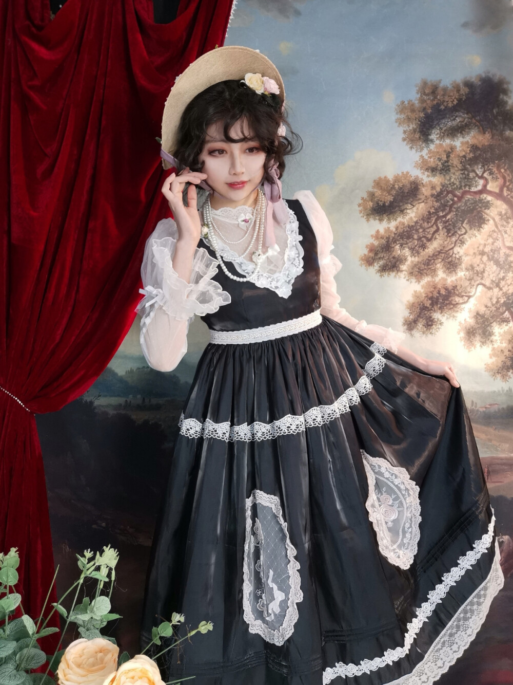 这个质感好绝 一种流光感，blingbling的小裙裙谁能不爱，大v领真的很有小心机哎，裙裙是掩花铃家的染指流年