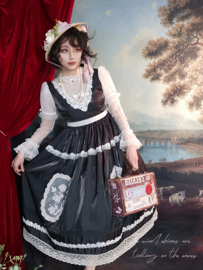 这个质感好绝 一种流光感，blingbling的小裙裙谁能不爱，大v领真的很有小心机哎，裙裙是掩花铃家的染指流年