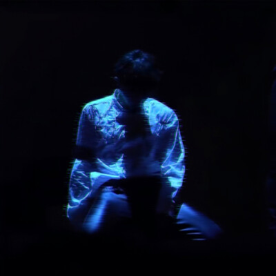 那天的机械心脏始终没亮，我的心动代码不该被埋没。
-边伯贤