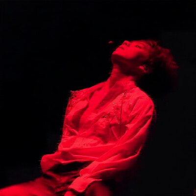 那天的机械心脏始终没亮，我的心动代码不该被埋没。
-边伯贤