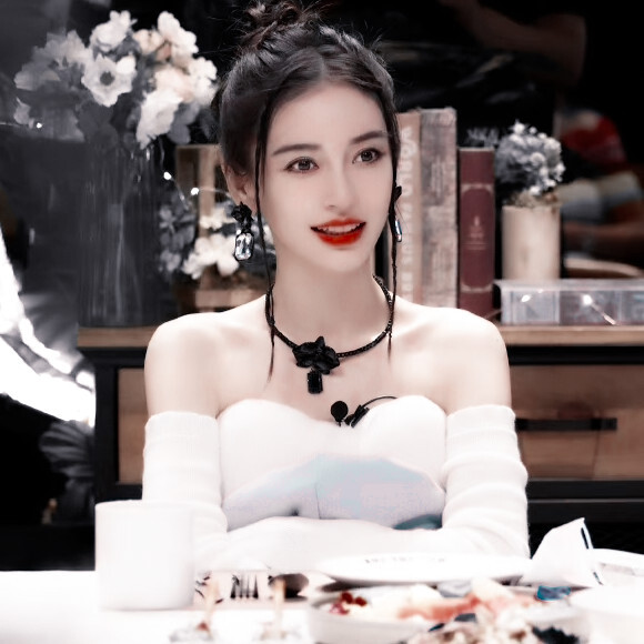 ྀི 要相信会降临很多粉色的浪漫
-Angelababy