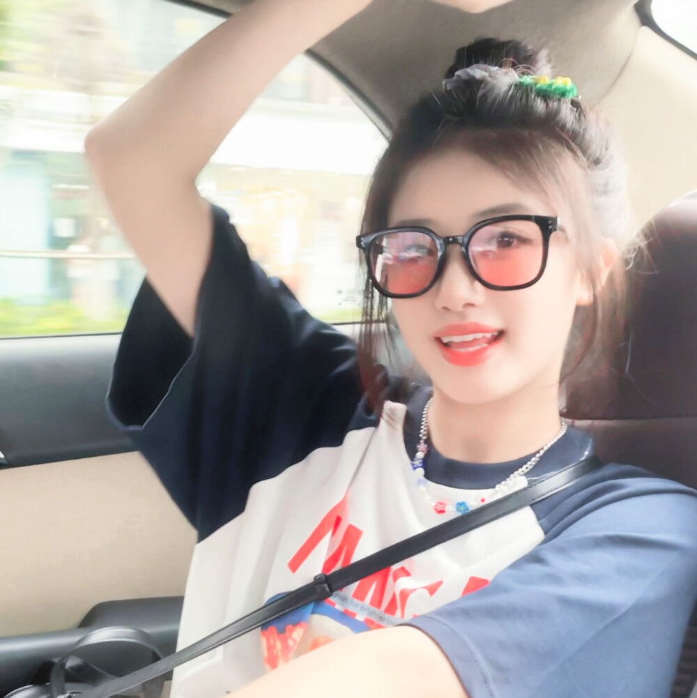 “不要再问了啦 下雨知道往家跑 会被九九乘法表 搭讪只会说你好 会玩智能手机会网恋 万物皆可期待。”
胡馨尹