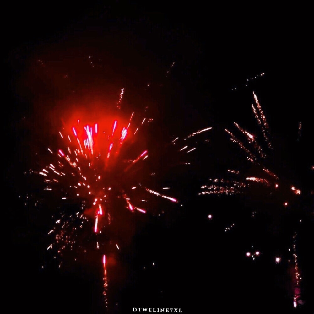 星空迷上了山野，有雾有灯也有归人。