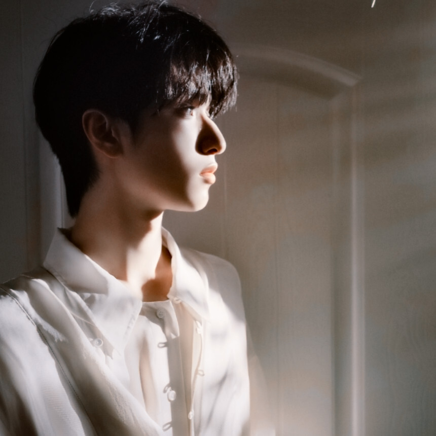 严浩翔
“‘我’不是异类，我仍然相信光。”