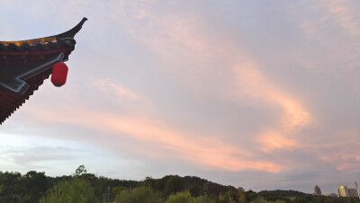 8月17日傍晚，夕阳西下，江西吉安城区出现绚丽晚霞，晚霞将城区上空映衬得美轮美奂，同时与后河景区波光粼粼的湖面交相辉映，宛如一幅美丽的画卷。