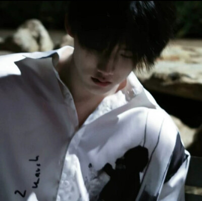 男头，真人头像，高级感，高质量，氛围感
『我问了问心，它说情不自禁』