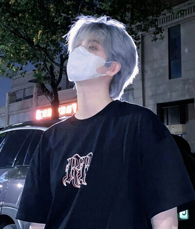 男头，真人头像，高级感，高质量，氛围感
『我问了问心，它说情不自禁』