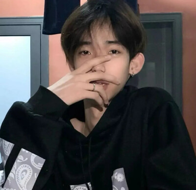 男头，真人头像，高级感，高质量，氛围感
『我问了问心，它说情不自禁』