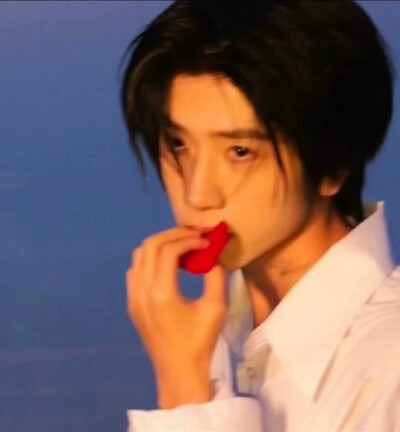 男头，真人头像，高级感，高质量，氛围感
『我问了问心，它说情不自禁』