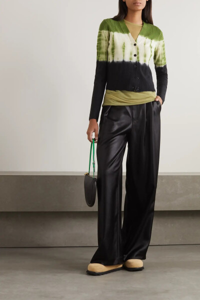 Proenza Schouler White Label 这款开襟衫风格慵懒随性，十分易于搭配，展现出品牌自在休闲的一面。它以罗纹羊毛织就，版型修身，渐变扎染图案从叶绿色巧妙过渡到黑色。