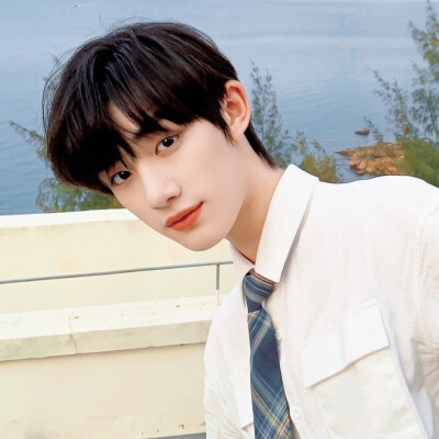 “天快亮了 我们一起去看日出吧”