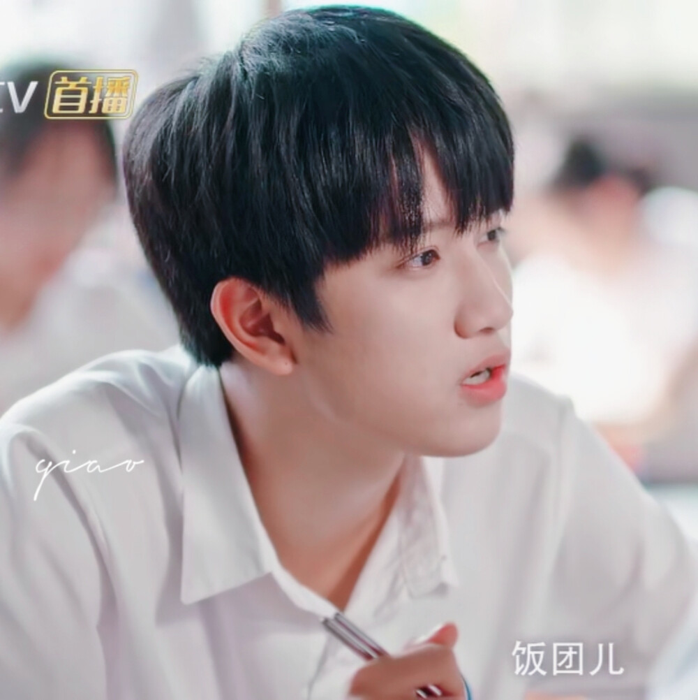 “千里送桃花 含情麦麦啊”
“不是很重要 不管他是脉脉还是麦麦”
“不重要”
——陈暮光《追着彩虹的我们》
敖子逸.