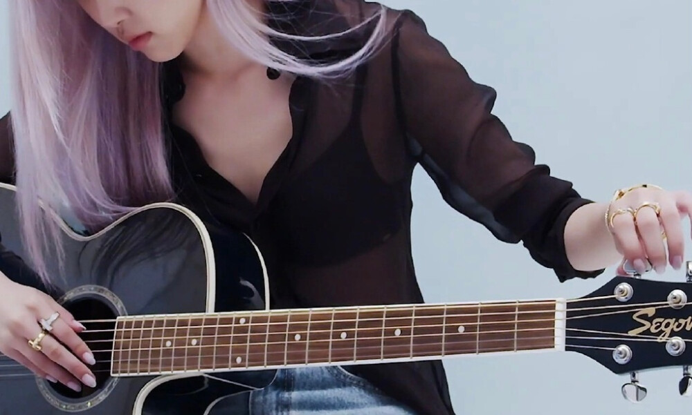 Rose&her guitar