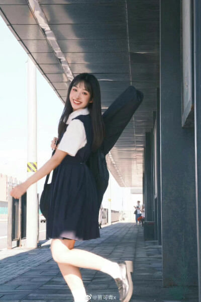 为你翘课的那天
出镜：@苗可青x
摄影：@酒井小乔 ​