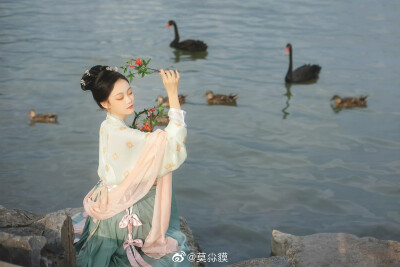 浅仿梦华录
“买了这朵石榴花,嫁给有情郎”
摄影：@莫尛貘
出镜：@九姑娘OvO
汉服：@谜阿凰 @上遥居汉服
扇子：@云川阁原创工作室
#天津约拍##北京约拍##汉服写真##古风写真##汉服摄影##写真##人像摄影##荷花…