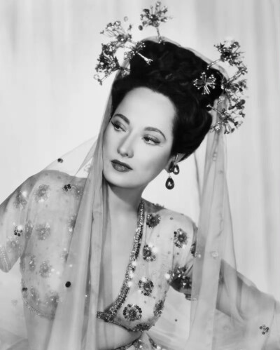 Merle Oberon
梅尔奥勃朗(1911年-1979年)，生于印度的英国女演员。