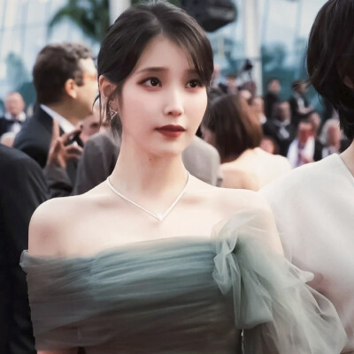 IU