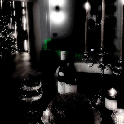 时至今日，我仍然觉得分享欲是最高的浪漫主义。
（边伯贤｜mybrightlight56）