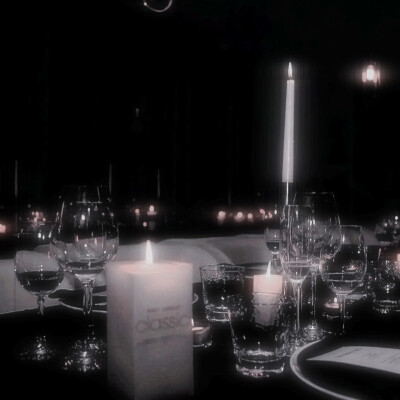 时至今日，我仍然觉得分享欲是最高的浪漫主义。
（边伯贤｜mybrightlight56）