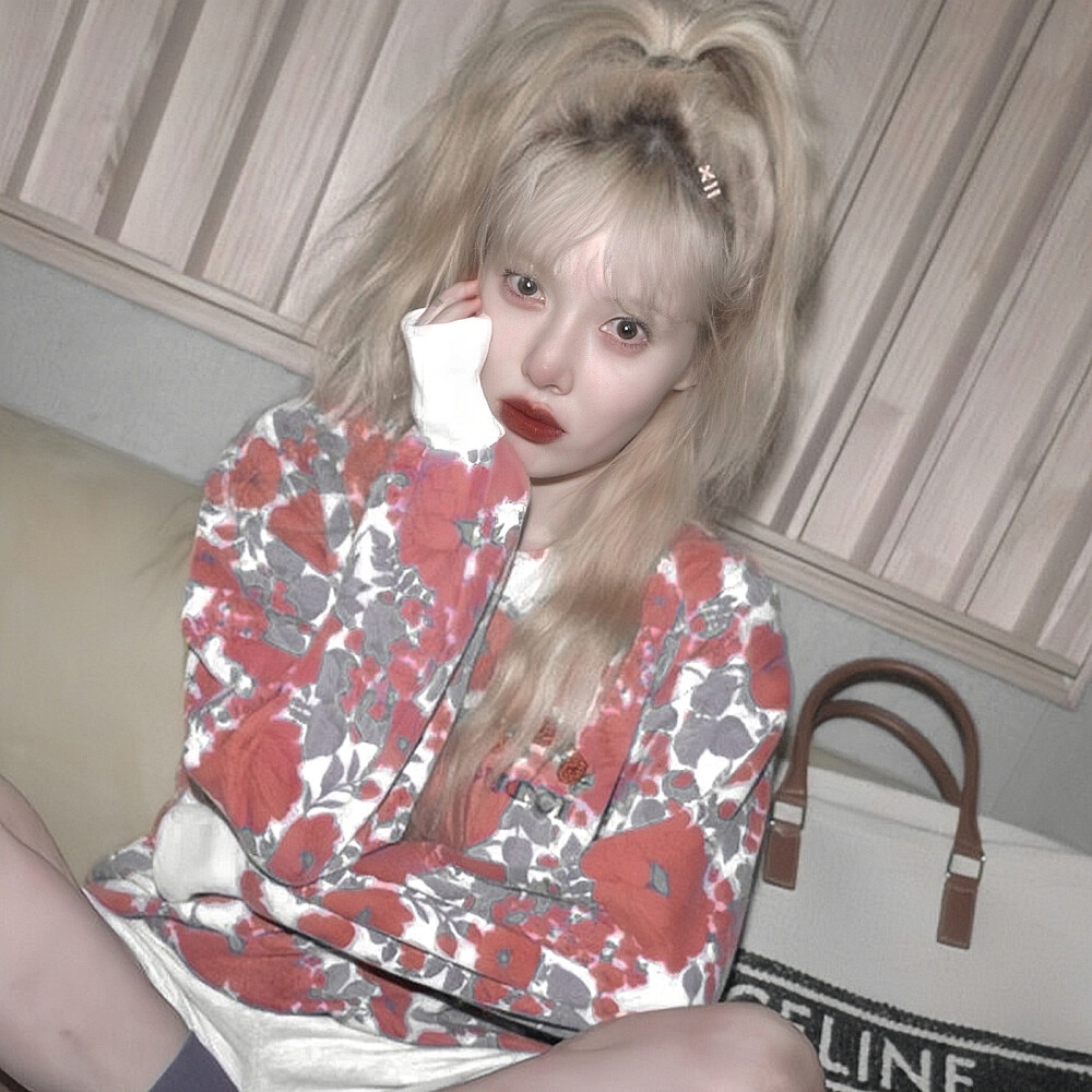 “日记里的爱无解”
·金泫雅
