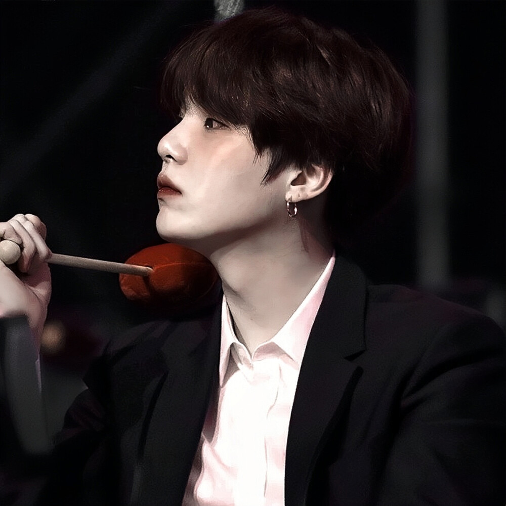 “愧疚让爱沦为杀手”
·闵玧其 SUGA
原:R_930309