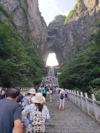 芜湖方特和天门山，这个老爷爷一个人爬上来的，太厉害了