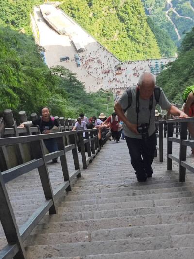 芜湖方特和天门山，这个老爷爷一个人爬上来的，太厉害了