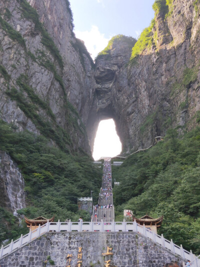 芜湖方特和天门山，这个老爷爷一个人爬上来的，太厉害了