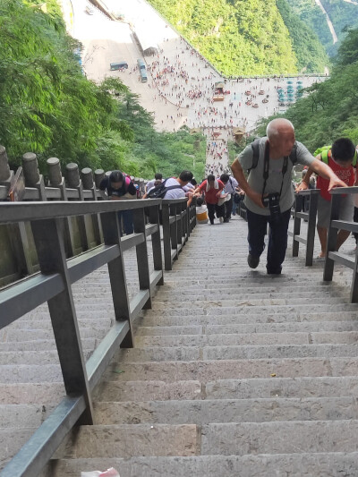 芜湖方特和天门山，这个老爷爷一个人爬上来的，太厉害了