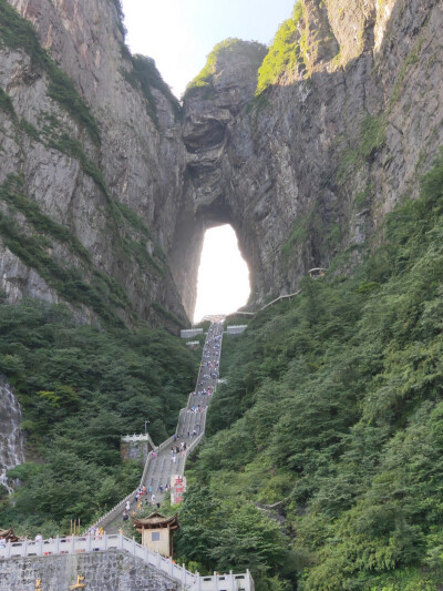 芜湖方特和天门山，这个老爷爷一个人爬上来的，太厉害了