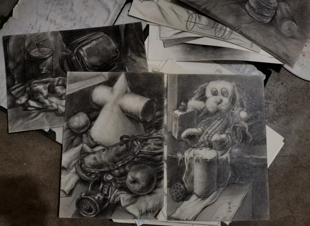 好歹以前也是素描出身的，现在好像不比以前的情怀伟大了。