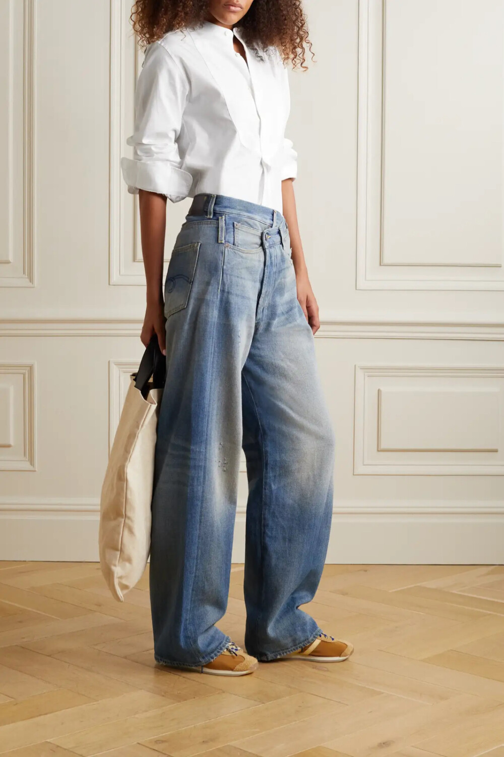 在专业精裁装领域，Sebline 是一个值得你信任的名字——品牌创始人 Charles Sebline 曾经效力于 Yves Saint Laurent，积累下了扎实的功底。这款 “Smoking Painter's” 衬衫以挺括的纯棉府绸裁就，设有精美的塔士多式衣领，褶裥束口袖倍显丰盈宽大。