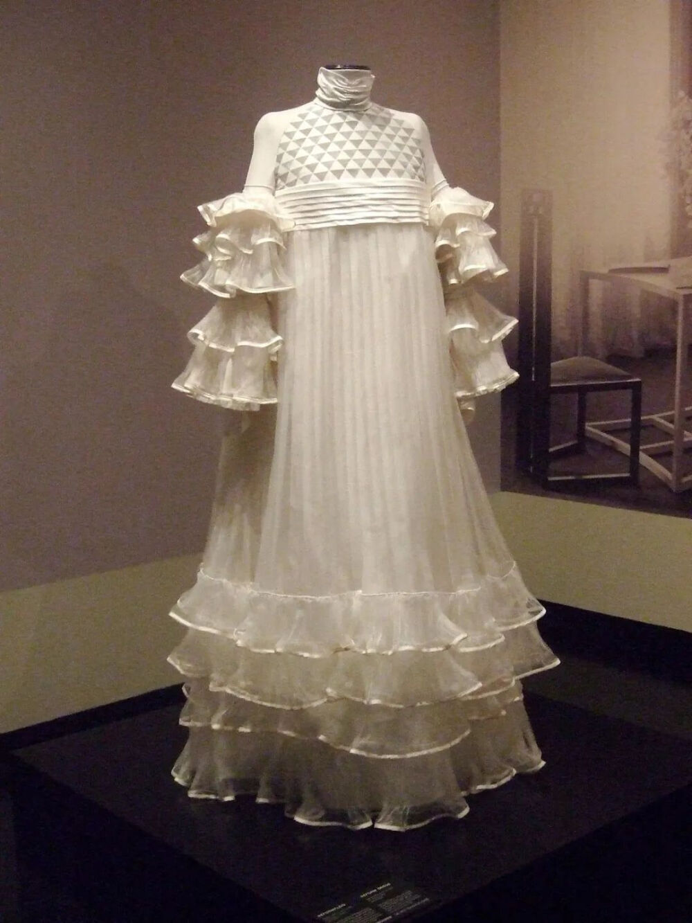 艾米丽设计的经典格纹纱裙曾在阿特湖克里姆特中心展出