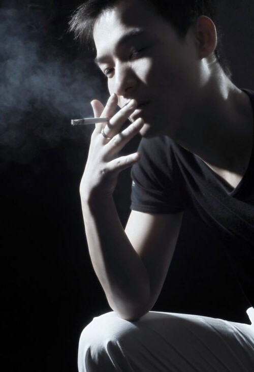 真心偏遇无情人，泪如雨下谁心疼，如今看破红尘事，斩断情丝关情门。