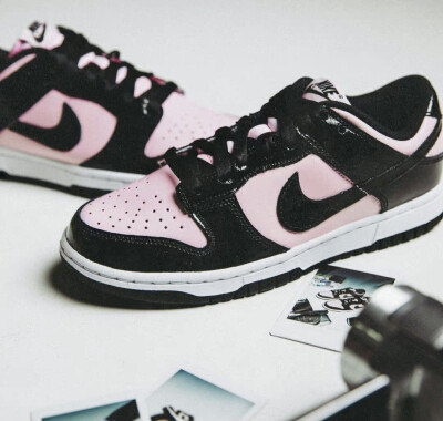 NIKE DUNK LOW
「PINK BLACK PATENT」