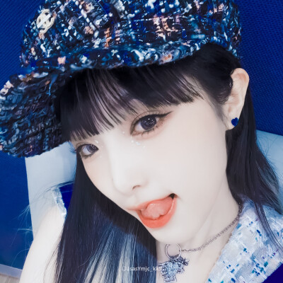 崔叡娜Choi Yena。
原不注。