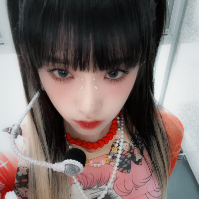 崔叡娜Choi Yena。
原不注。