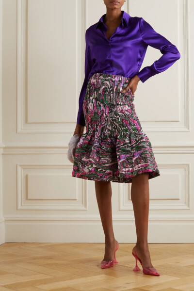Dries Van Noten 本人酷爱园艺，常常在服装设计中添入植物元素，这款印有抽象花卉图案的半身裙即是典型例证。它以纯棉巴里纱裁就，平行绉缝设计加强了修身效果，荷叶边裙摆倍显丰盈浪漫。