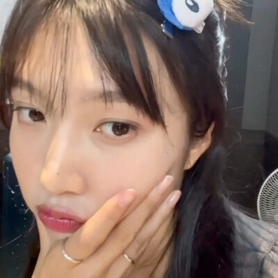 朴秀荣
虞书欣
许允真