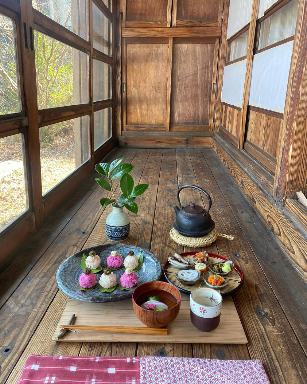 和风 春色ごはん 雑穀米とビーツのおむすび 芽キャベツと蕪のお吸い物 糸蒟蒻と人参の酒粕合え 人参と南瓜の種のラペ こふきいも 山葵の酢漬け 山葵漬け 椎茸煮 蓮根酢鉄瓶白湯 