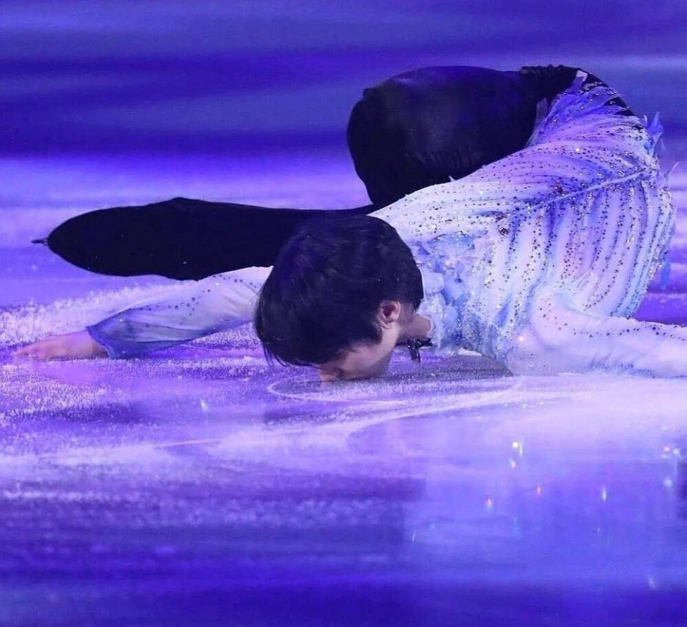 羽生结弦吻冰hydrablading2