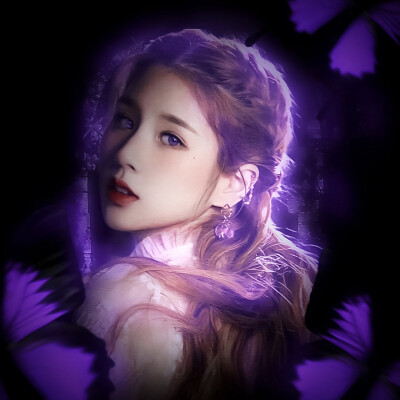 “双手合十成为自己的神。”