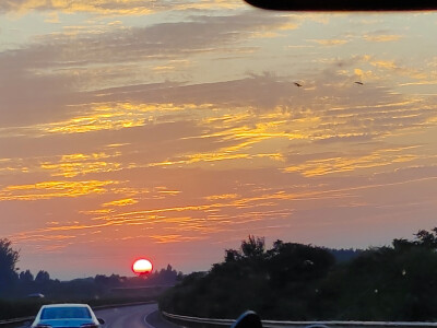 随拍风景图片。天空夕阳草地夜晚