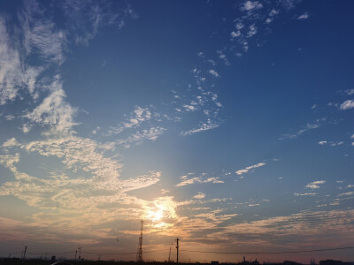 随拍风景图片。天空夕阳草地夜晚