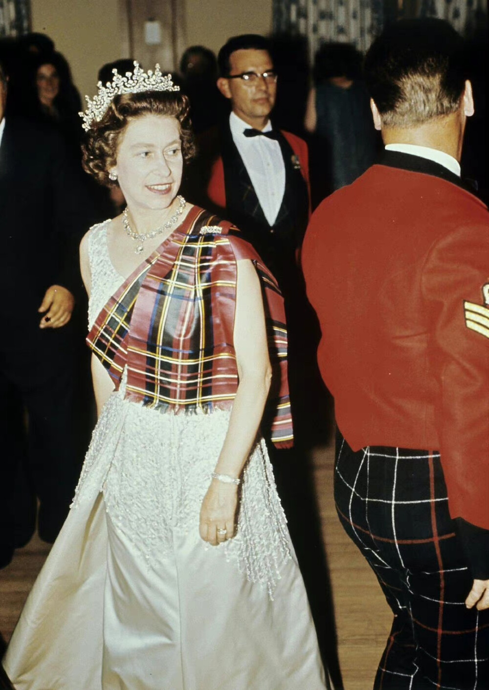 上世纪70年代，女王在巴尔莫勒尔城堡举行的年度舞会中翩翩起舞。 ​​​