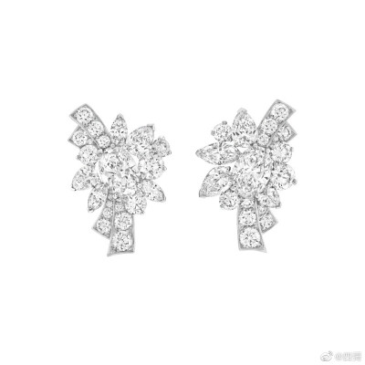 Van Cleef & Arpels Legend of Diamonds 高级珠宝系列的第二篇章——「White Diamond Variations」，致敬无色钻石纯净而闪耀的天然华彩。新系列共呈现82件独一款作品，世家巧妙将钻石融入经典主题设计，如同钻石谱…